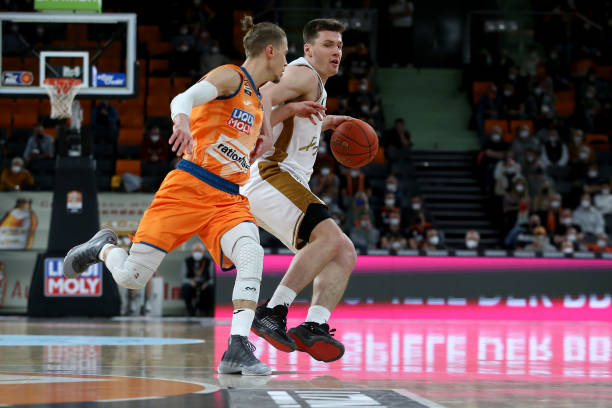 通过回顾她 通过回顾她